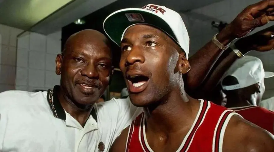 Uzi在公牛比赛中逆转,比分优势明显引发热议!的简单介绍 Uzi在公牛比赛中逆转,比分优势明显引发热议!的简单介绍